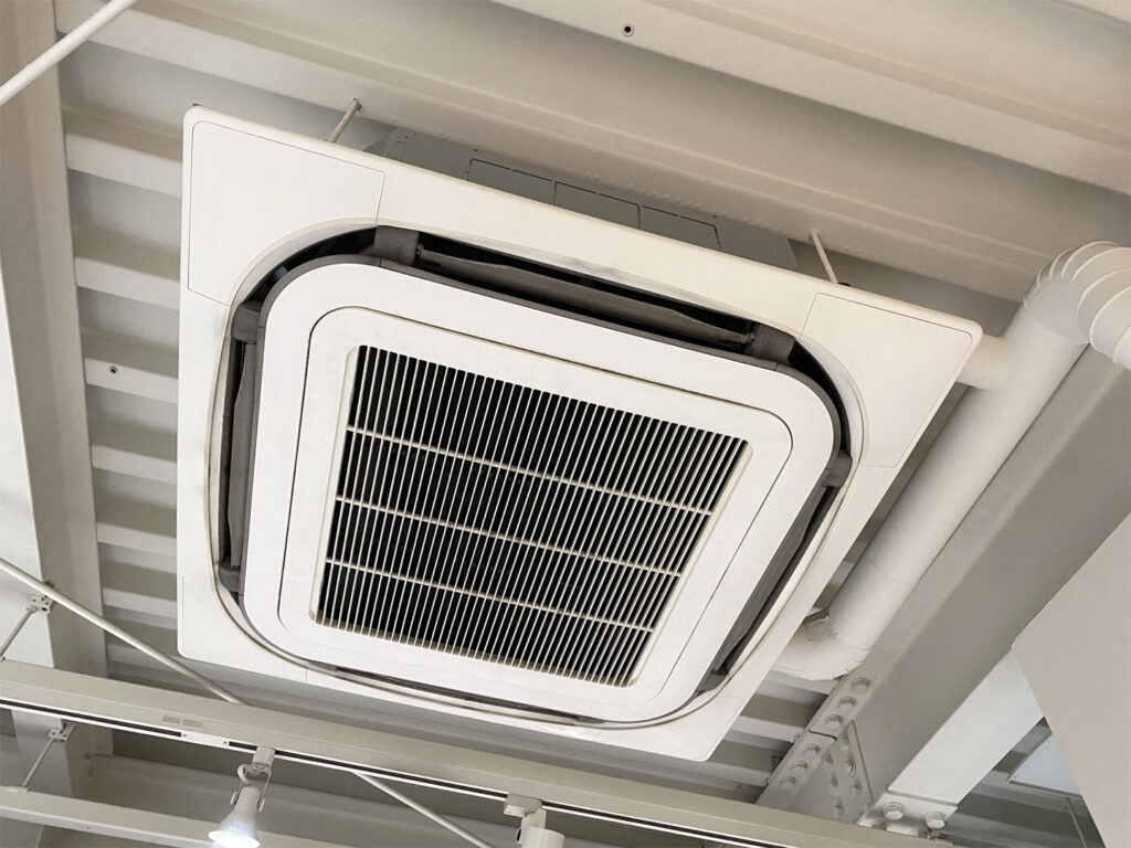 天井に設置されたカセット型業務用エアコン