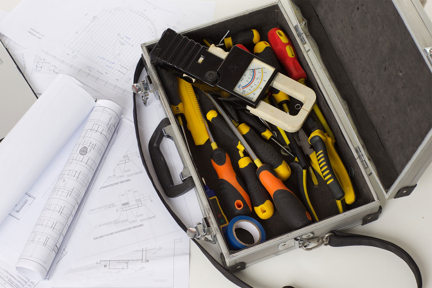 電気工事や設備工事で使用する工具一式と設計図面