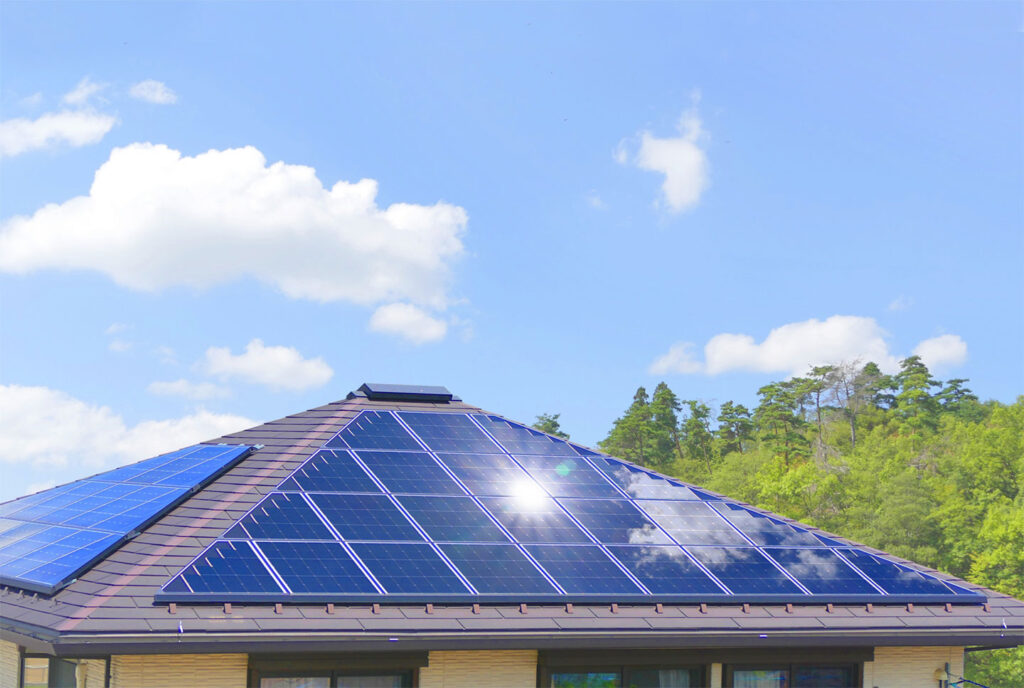 住宅の屋根に設置された家庭用ソーラーパネル
